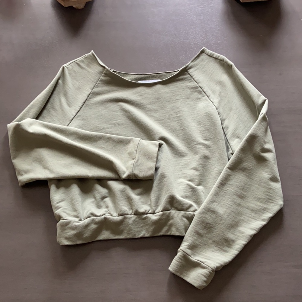 🔥🚨Victoria Sport Long Sleeve Crop Top